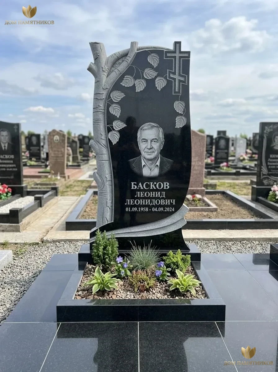 Памятник из гранита Березка и крест 12